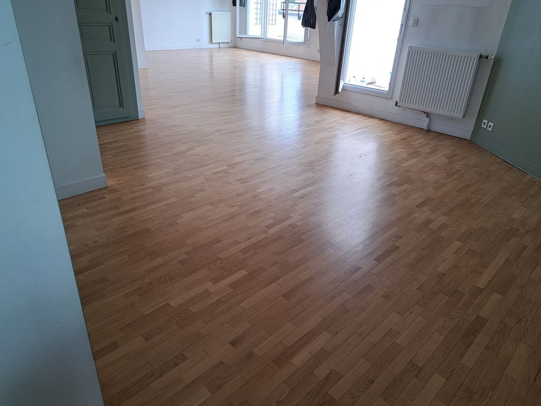Salon avec parquet poncé et vitrifié à Suresnes
